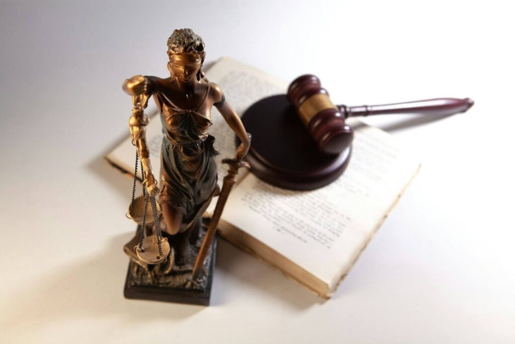 Justitia-Statue mit Richterhammer und Gesetzbuch – Google Ads für Anwälte