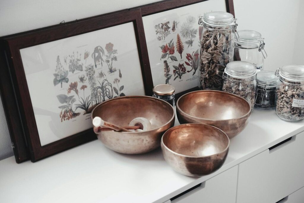 Schalen mit Heilkräutern und Naturheilkunde-Utensilien – Google Ads für Heilpraktiker