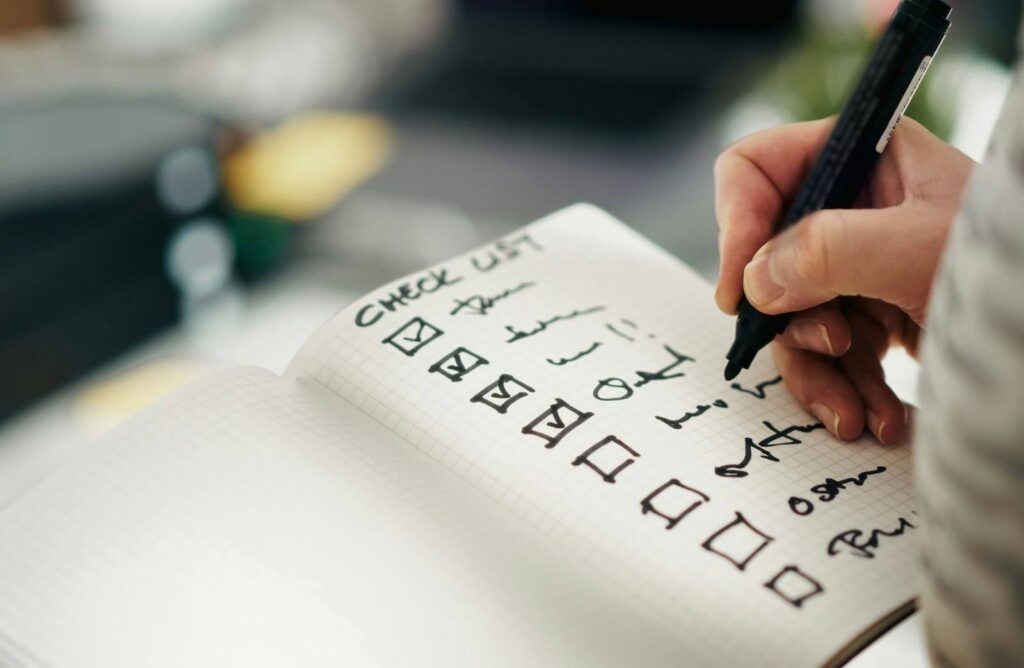 Checkliste mit abgehakten Punkten – die 5 wichtigsten Google Ads Tipps