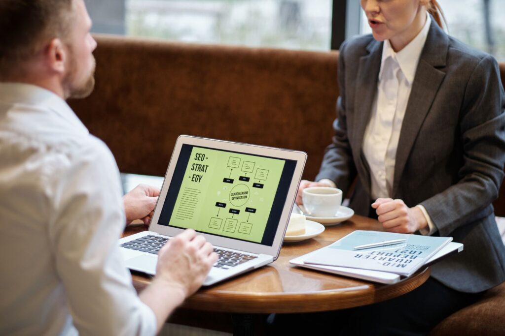 SEO Freelancer aus Hamburg bespricht die SEO-Strategie mit einer Kundin