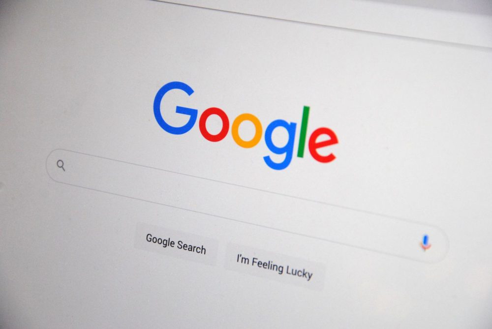 Google-Suchergebnisse auf einem Bildschirm, SEO sorgt für Sichtbarkeit bei Google